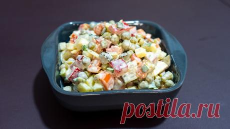 Салат с ветчиной и болгарским перцем Рецепт:Картофель - 2 шт.Морковь - 1 шт.Красный болгарский перец - 1 шт.Ветчина - 150 г.Зелёный лук - 15 г.Консервированный горошек - 1 банкаМайонез - 2 ст.л.Сметана - 2 ст.л.Горчица - 1 ч.л.Соль - по вкусуПерец черный молотый - по вкусуПРИГОТОВЛЕНИЕ:Картофель и морковь отварить до...