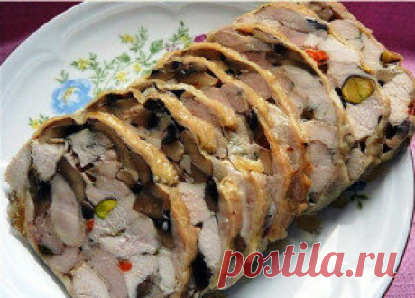 Куриный рулет фаршированный шампиньонами и шпиком Куриный рулет фаршированный шампиньонами и шпиком, определенно порадуют всех членов семьи. Ароматные кусочки шампиньонов в сочетании с нежным куриным филе создают неповторимый вкус куриного рулета. Попробуйте!  Ингредиенты для приготовления куриного рулета: 1 тушка курицы,  200 г шпика,  200 г лука,  200-300 г грибов,  1 яйцо,  соль, перец. Как приготовить куриный рулет:  Снять с курицы кожу с мясом, но без костей, как с ут...