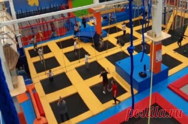 Mash: в Москве тренер по прыжкам на батуте заставил ребенка час отжиматься. Школьника госпитализировали с разрывом мелких кровеносных сосудов.