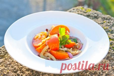 Салат с красным луком, хурмой, сельдереем и розовым перцем / Insalata di cipolle rosse, chachi, sedano e pepe rosa | Элла Мартино Рецепты Кулинарные туры Итальянская кухня