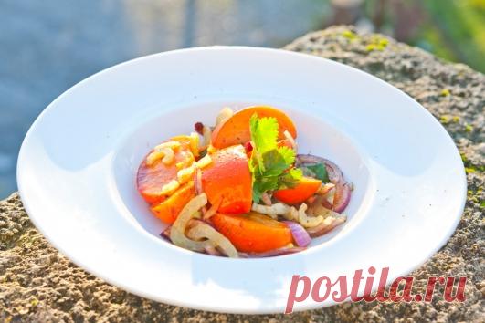 Салат с красным луком, хурмой, сельдереем и розовым перцем / Insalata di cipolle rosse, chachi, sedano e pepe rosa | Элла Мартино Рецепты Кулинарные туры Итальянская кухня