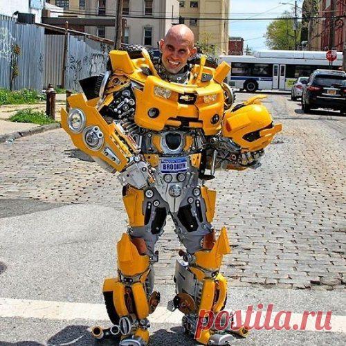 Художник превращается в роботов, созданных им из мусора
