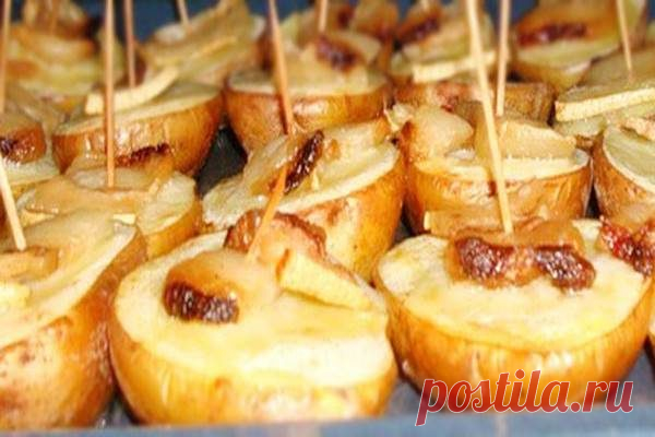 Запечённая картошка с салом и чесноком в духовке