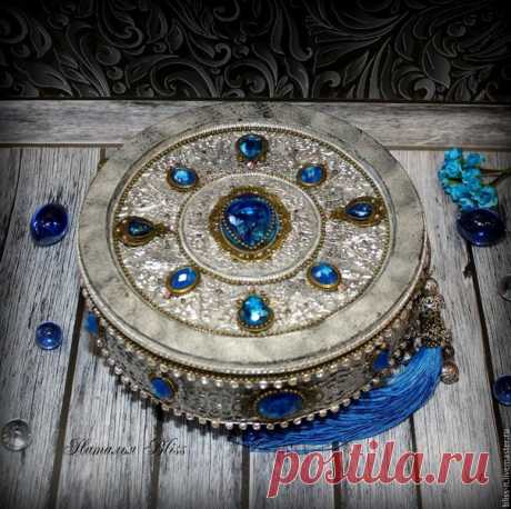 Вдохновение!  
#вдохновение_радуга_декор 

Наталья Bliss
Шкатулка для украшений " Эариэль"

Небольшая шкатулочка для хранения украшений, часов и т.д. 
Прекрасно подойдет женщине любого возраста. 
100% ручная работа, единственный экземпляр. 
В основе работы шкатулка из еврофанеры, отличного качества. 
Вся работа покрыты лаком, воском. 
Фурнитура отличного качества. Камни и кисть сделаны вручную.

https://www.livemaster.ru/item/20170761-dlya-doma-i-i..