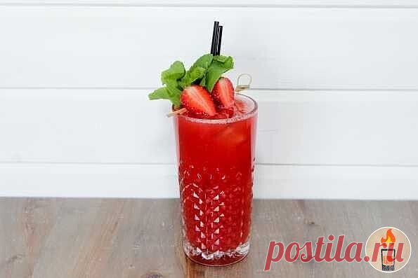 Тундра либре 
Что льём:
Белый ром — 50 мл
Сироп личи — 20 мл
Клюквенный сок — 60 мл
Лаймовый сок — 7 мл
Клубника — 80 г
Лёд в кубиках — 180 г
Как льём:
1. Положи в хайбол клубнику и подави мадлером.
2. Наполни хайбол кубиками льда доверху.
3. Налей лаймовый сок, сироп личи и белый ром.
4. Долей клюквенный сок доверху и аккуратно размешай коктейльной ложкой.