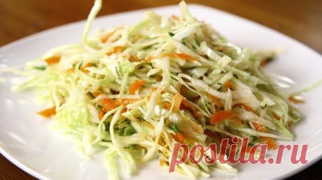 Капустный салат 

Ингредиенты: 
200 г капусты молодой 
1 красный лук 
1 стебель сельдерея 
1 морковь 
Соус: 
1 ст.л оливкового масла 
4 ст.л лимонного сока 
1/4 ст.л меда 
1/8 ст.л горчицы 

Приготовление: 
Овощи мелко порезать (можно натереть на крупной терке). Смешать оливковое масло, сок лимона, мед и горчицу. Полить соусом овощи и перемешать.