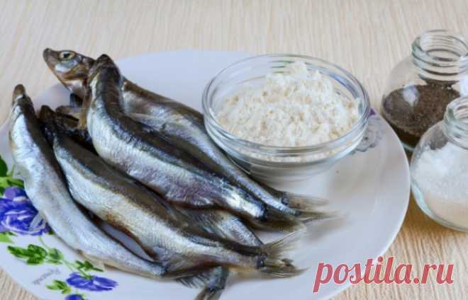 Как почистить мойву от костей ну очень быстро и качественно Мойва – вкуснейший дар моря. Однако вот незадача, прежде чем насладиться ее неповторимым вкусом, деликатес следует почистить, лишив его костей и потрохов. На самом деле сделать это не так сложно, как кажется на первый взгляд...
