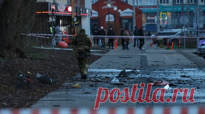 Последствия обстрела центра Белогорода со стороны ВСУ — видео. ВСУ обстреляли центр Белгорода ракетами «Ольха» в запрещённом кассетном снаряжении и реактивными снарядами РСЗО Vampire чешского производства. По данным губернатора Вячеслава Гладкова, погибли 14 человек, трое из них дети. 108 жителей ранены, пятеро детей и 12 взрослых находятся в тяжёлом состоянии. Осколки снарядов повредили более 100 автомобилей, жилые дома, ТЦ и магазины, нарушено водоснабжение. Следственный комитет России…