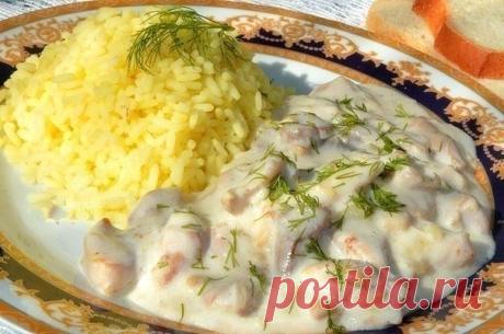 Курица в молочно - чесночном соусе

Курица в молочно - чесночном соусе - блюдо, которое просто и быстро готовится. Мягкая курочка и нежный соус очень гармонируют, а чесночек придаст пикантности.
Попробуйте)

Ингредиенты:

куриное мясо без костей (филе или с бедра) 250 г
лук крупный 1 шт
молоко 400 мл
чеснок 4 зубка
мука 3 ч л
соль и перец по вкусу
зелень

Приготовление:

Мясо порезать небольшими полосочками. Лук порезать полукольцами.
Для соуса смешать молоко, 1,5 ч л муки...