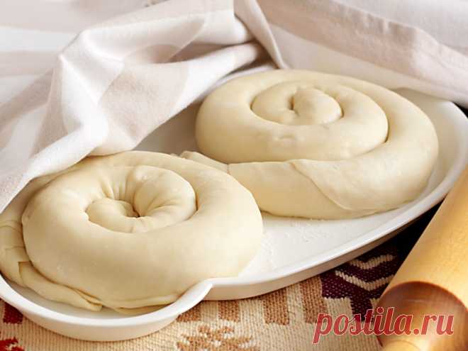 Тесто для самсы — 9 рецептов приготовления теста Самса – оригинальный восточный «пирожок», в начинку которого обычно входит только мясо или его сочетание с овощами и бобовыми. Такое блюдо часто предлагают своим гостям кафе быстрого питания, но его легко можно приготовить и самостоятельно. Главное, выбрать удачный рецепт теста для самсы. Классическое дрожжевое тесто для самсы Ингредиенты: 4,5 стакана высокосортной муки, 2 ч. ложки поваренной соли, 2 ст. ложки сахарного песк...