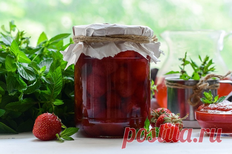 Клубника в собственном соку: на вкус, как свежая ягода! Сезон сбора ягоды в самом разгаре: у каждой хозяйки есть свои рецепты, как сохранить ее на зиму. В моей же семье прижился этот вариант заготовки: клубника в собственном...