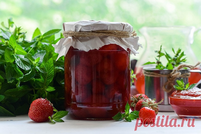 Клубника в собственном соку: на вкус, как свежая ягода! Сезон сбора ягоды в самом разгаре: у каждой хозяйки есть свои рецепты, как сохранить ее на зиму. В моей же семье прижился этот вариант заготовки: клубника в собственном...