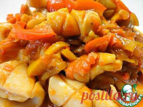 Острая закуска из кальмаров и овощей.