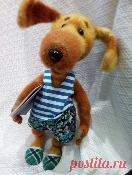 Связала крючком вот такого милого домашнего пса. Рост около 30 см. На проволочном каркасе. Уверенно стоит. Можно придать игрушке другую позу. Ищет хозяина.