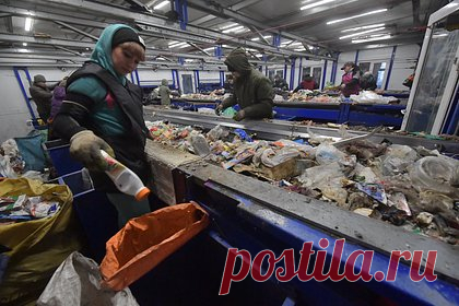 В России решили тратить меньше денег на мусор. В России сократят расходы федерального бюджета на создание инфраструктуры для обработки и утилизации мусора, предусмотренные проектом «Комплексная система обращения с твердыми коммунальными отходами». В 2023 году расходы уменьшат в 2,1 раза по сравнению с 2022 годом, до 12,5 миллиарда рублей.