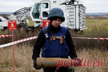 Украина попросила у Запада машины для разминирования полей. Власти Украины попросили у Запада предоставить стране машины для разминирования полей перед посевной кампанией. Об этом заявил первый замглавы Министерства аграрной политики республики Тарас Высоцкий. Сделать безопасными для посевной власти планируют 30-40 процентов территорий на юге и северо-востоке страны.