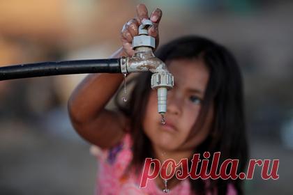 Американцам предложили потреблять меньше воды из-за засухи. Губернатор американского штата Калифорния Гэвин Ньюсом предложил гражданам сознательно сократить потребление воды на фоне засухи на западе США. Из-за сильной жары количество воды в резервуарах стремительно сокращается. Имеющиеся запасы решили направить на нужды сельского хозяйства, рыбоводства и подачу питьевой воды.