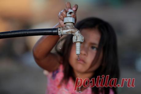 Американцам предложили потреблять меньше воды из-за засухи. Губернатор американского штата Калифорния Гэвин Ньюсом предложил гражданам сознательно сократить потребление воды на фоне засухи на западе США. Из-за сильной жары количество воды в резервуарах стремительно сокращается. Имеющиеся запасы решили направить на нужды сельского хозяйства, рыбоводства и подачу питьевой воды.