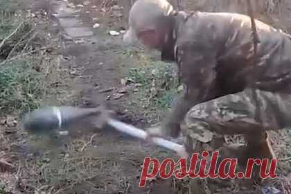 Появилось видео с бьющим мину кувалдой бойцом ВСУ. В сети появилось видео с бойцом Вооруженных сил Украины (ВСУ), который бьет кувалдой мину. Военный наносит удар за ударом по лежащей на земле мине, в то время как сослуживцы просят его остановиться. Его спросили, что произойдет, если боеприпас взорвется, на что он ответил, что в этом случае у него есть еще один.