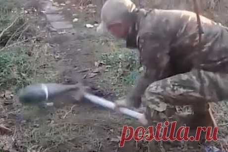 Появилось видео с бьющим мину кувалдой бойцом ВСУ. В сети появилось видео с бойцом Вооруженных сил Украины (ВСУ), который бьет кувалдой мину. Военный наносит удар за ударом по лежащей на земле мине, в то время как сослуживцы просят его остановиться. Его спросили, что произойдет, если боеприпас взорвется, на что он ответил, что в этом случае у него есть еще один.