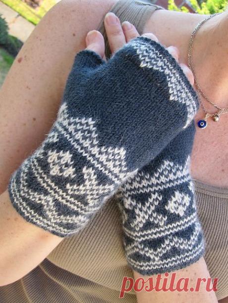 fingerless mitts...free pattern--wow! These would make a beautiful gift for a special someone.  Better start now for NEXT holiday season! :-)