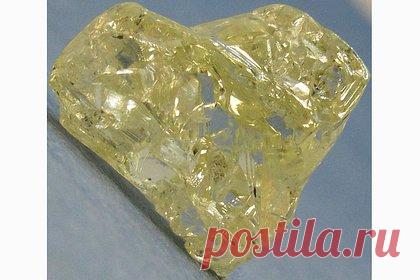 Алмаз необычной формы добыли в российском регионе. Алмаз в форме сердца добыли на месторождении в Архангельской области. Об этом сообщила пресс-служба работающего в этом арктическом регионе России предприятия АО «Севералмаз» на своей странице «ВКонтакте». Драгоценный камень имеет вес 16,64 карата, он был добыт всего два дня назад — 8 апреля.