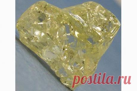 Алмаз необычной формы добыли в российском регионе. Алмаз в форме сердца добыли на месторождении в Архангельской области. Об этом сообщила пресс-служба работающего в этом арктическом регионе России предприятия АО «Севералмаз» на своей странице «ВКонтакте». Драгоценный камень имеет вес 16,64 карата, он был добыт всего два дня назад — 8 апреля.