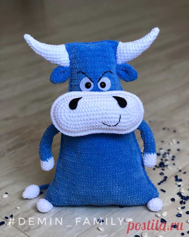 PDF Декоративная подушка Бык крючком. FREE crochet pattern; Аmigurumi animal patterns. Амигуруми схемы и описания на русском. Вязаные игрушки и поделки своими руками #amimore - подушка, корова, коровка, телёнок, большой плюшевый бык, бычок из плюшевой пряжи.