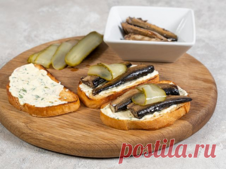 Бутерброды со шпротами и соленым огурцом – пошаговый рецепт приготовления с фото