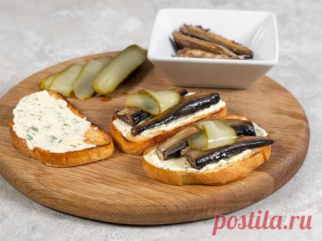 Бутерброды со шпротами и соленым огурцом – пошаговый рецепт приготовления с фото
