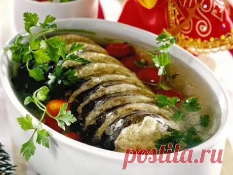 #Заливное

 🐟 ЗАЛИВНОЙ КАРП 🐟
Ингредиенты:
карп свежий – 1 штука;
белые грибы сушеные – 2 горстки;
лук, морковь, болгарский перец – по 1 штуке;
соль, перец, лавровый лист – по вкусу;
желатин – 30 граммов;
петрушка, укроп – по желанию.
Способ приготовления:
Рыбу очистить от чешуи и внутренностей, тщательно промыть. Отделить филе вместе с кожей.
Рыбные кости и голову залить прохладной водой. Туда же положить овощи. Поставить варить, посолить, поперчить. Перец с морковью ну...