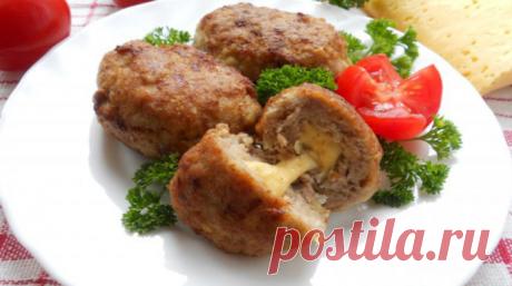 Котлеты с сыром - ПУТЕШЕСТВУЙ ПО САЙТУ. Когда необходимо приготовить сытный ужин или обед, просто не обойтись без дежурного рецепта котлет. Это настолько универсальное блюдо, что подается на каждый праздник, в каждом кафе или ресторане. Но как же разнообразить любимый рецепт котлеток? Я предлагаю вам приготовить сочные котлеты из свинины, внутри которых тягучая начинка из сыра, а …