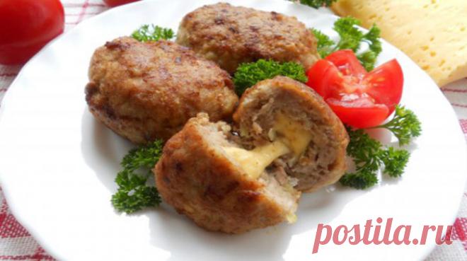 Котлеты с сыром - ПУТЕШЕСТВУЙ ПО САЙТУ. Когда необходимо приготовить сытный ужин или обед, просто не обойтись без дежурного рецепта котлет. Это настолько универсальное блюдо, что подается на каждый праздник, в каждом кафе или ресторане. Но как же разнообразить любимый рецепт котлеток? Я предлагаю вам приготовить сочные котлеты из свинины, внутри которых тягучая начинка из сыра, а …