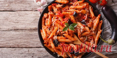 Паста по-сицилийски с томатным соусом и баклажанами
