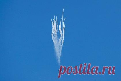 В Киеве рассказали о способности выбить у Запада любое оружие. Киев может получить от Запада все что угодно, кроме ядерного оружия, заявил советник министра обороны Украины Юрий Сак. «Нам не хотели давать тяжелую артиллерию — потом дали. Затем не хотели давать системы HIMARS — теперь дали. Нам не хотели давать танки, теперь нам дают танки», — сказал чиновник.