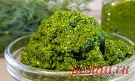 Смешали чеснок с укропом и соус к любой еде уже на столе