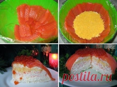 Рыбный торт

Ингредиенты для торта высотой 7-8 см. и диаметром у основания 19 см.:
Рыба слабосолёная (форель/сёмга) - 500 г.,
Яйца варёные - 4 шт.,
Рис отварной - 4-5 ст. л.,
Крабовые палочки (или креветки) - 1 упаковка.
Для крема: Мягкий сыр "Филадельфия" - 100 г.,
Сметана - 4 ст. л.,
Майонез - 4 ст. л.,
Желатин - 8 г..
Для украшения : Зелень и Красная икра.

Натереть отдельно желтки, белки и крабовые палочки на мелкой тёрке.
Форму застелить целлофановой плёнкой.
Рыбу нар...