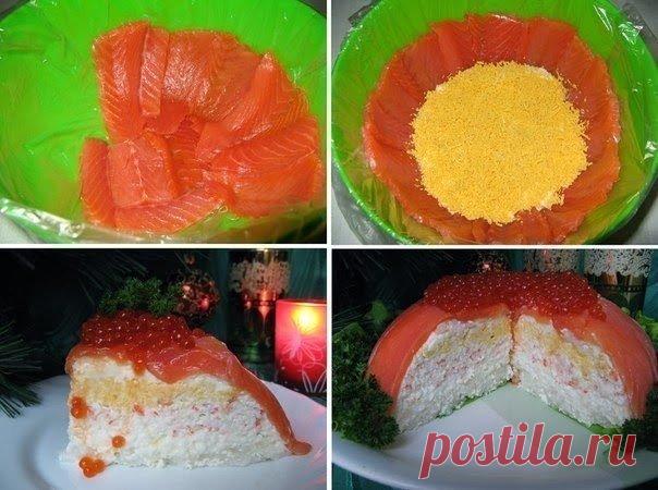 Рыбный торт

Ингредиенты для торта высотой 7-8 см. и диаметром у основания 19 см.:
Рыба слабосолёная (форель/сёмга) - 500 г.,
Яйца варёные - 4 шт.,
Рис отварной - 4-5 ст. л.,
Крабовые палочки (или креветки) - 1 упаковка.
Для крема: Мягкий сыр 