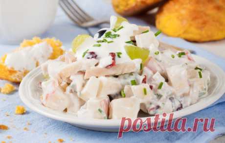 Куриный салат с виноградом, яблоками и клюквой 