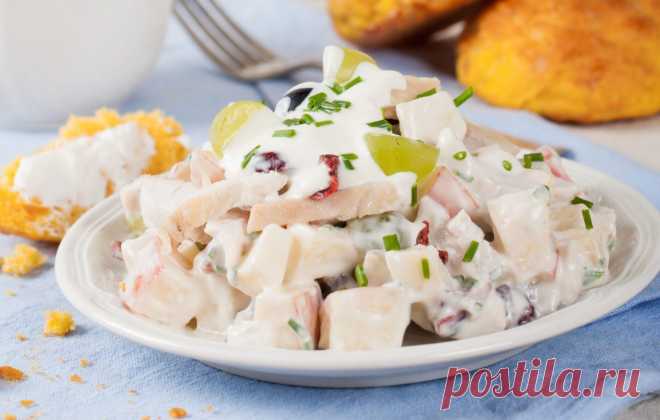 Куриный салат с виноградом, яблоками и клюквой 