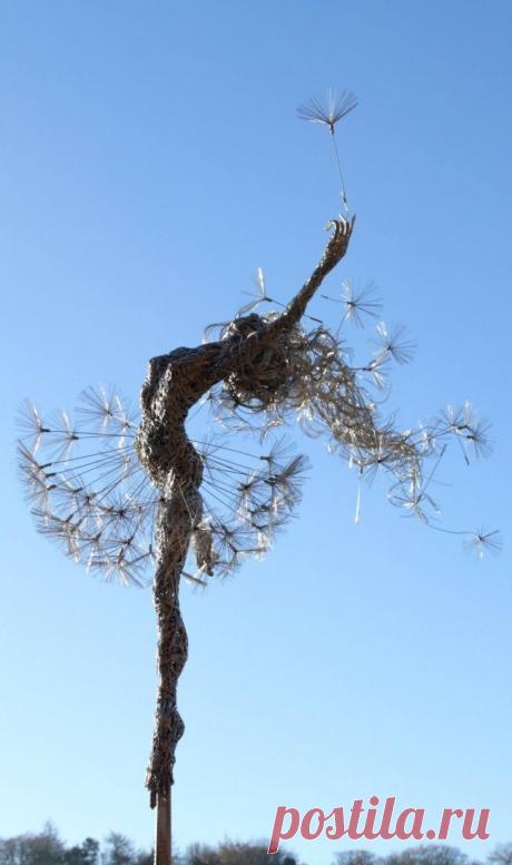 Эту сказочную скульптуру из проволоки создал художник Робин Уайт. Только счастливый человек способен на такие воздушно-капельные шедевры. А их у него немало!