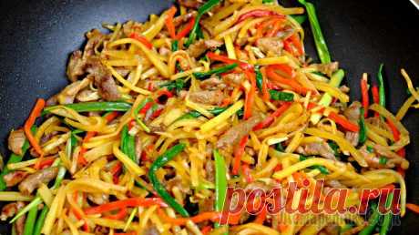 Картошка с мясом и овощами – оригинальная жареная картошка на обед или ужин Очень оригинальный рецепт жареной картошки с мясом. Вкусный ужин или обед, которым порадует ваших родных своим внешним видом и отменным сбалансированным вкусом.Свинина - 400 грКартофель - 500 грБолгар...