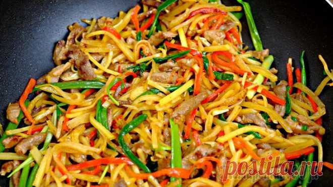 Картошка с мясом и овощами – оригинальная жареная картошка на обед или ужин Очень оригинальный рецепт жареной картошки с мясом. Вкусный ужин или обед, которым порадует ваших родных своим внешним видом и отменным сбалансированным вкусом.Свинина - 400 грКартофель - 500 грБолгар...