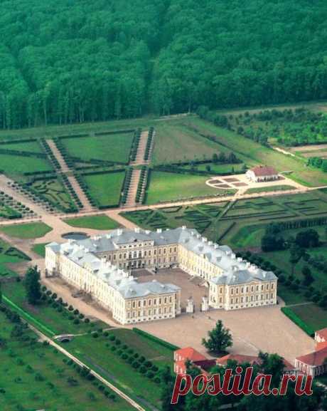 Pilsrundāle. 
Rundale Palace, Latvia | Incredible Pictures   |  Pinterest • Всемирный каталог идей