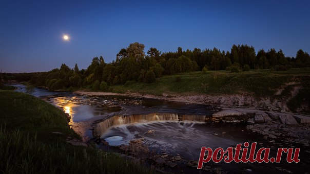 Полнолуние на Саблинском водопаде, Ленинградская область. Автор фото – Елена Маковоз: nat-geo.ru/photo/user/343128/