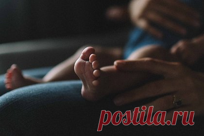 Женщина обнаружила у мужа тайную жену в другой стране. Мать маленького ребенка по имени Фира из Индонезии узнала, что ее муж женился на второй женщине, и подала на развод. Женщина одна воспитывала четырехлетнюю дочь с ее рождения. Муж Фиры жил и работал в Сингапуре, чтобы обеспечивать семью. По словам женщины, дочь никогда не видела своего отца.