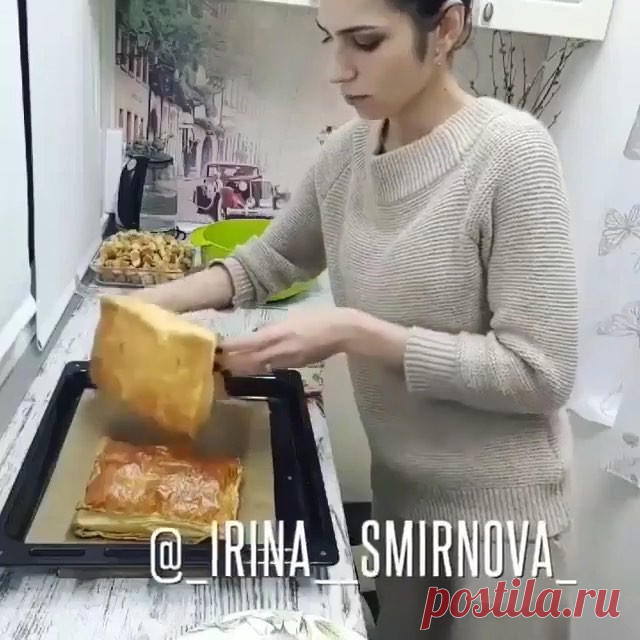 Самый ЛЕНИВЫЙ и ВКУСНЫЙ НАПОЛЕОН, который только может быть🤗⠀
Кто уже такой готовил по моему рецепту❓❓❓⠀
Помню, когда-то очень давно он произвёл фурор на моей страничке🙊😹⠀
Делитесь с родными🤗им понравится🤗⠀
Для новеньких напишу подробнее🤗⠀
✔Две пачки готового слоёного теста, в каждой по три пласта(получилось 6 пышек) Я использовала бездрожжевое,⠀
но можно и дрожжевое. На противень застелить бумагу для выпечки. Положить пласты теста. Я ДАЖЕ НЕ РАСКАТЫВАЛА ИХ❗⠀
Смазать...