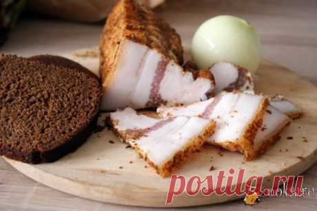 Домашнее соленое сало Недавно попробовала у знакомых очень вкусное и ароматное домашнее соленое сало. Узнала рецепт и приготовила, получилось отлично! В меру соленое, ароматное сало приготовить очень просто. Попробуйте!