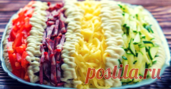 Салат «Елисейские поля». Очень вкусный - appetitno.net Салат на столе смотрится красиво и необычно, и к тому же он очень вкусный. Салат-Елисейские-поля Ингредиенты: –200 гр копченой колбасы или ветчины, –200 гр сыра твердых сортов, –3 яйца, –1 свежий огурец, –1 свежий помидор, –зелень по вкусу, –майонез, –соль и перец по вкусу. Приготовление 1. Салат выкладывается слоями и часть ингредиентов выкладывается сверху в виде полосок разделенных майонезом. 2. Отварить яйца, почис...