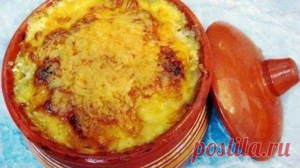 Жареные пельмени в горшочке с овощами.